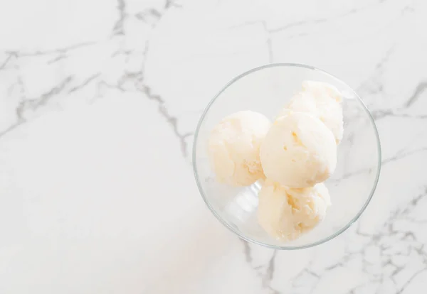 Ванильное мороженое в чашке — стоковое фото