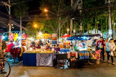 Chiang Mai, Tayland - 1 Ocak 2018: Gece seyahat turistler