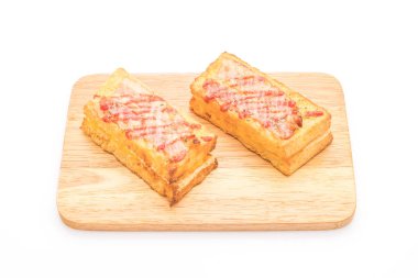 Croque monsieur pastırmalı yumurta soslu sandviç.