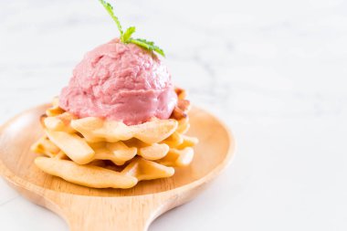 Çilekli dondurma waffle ile