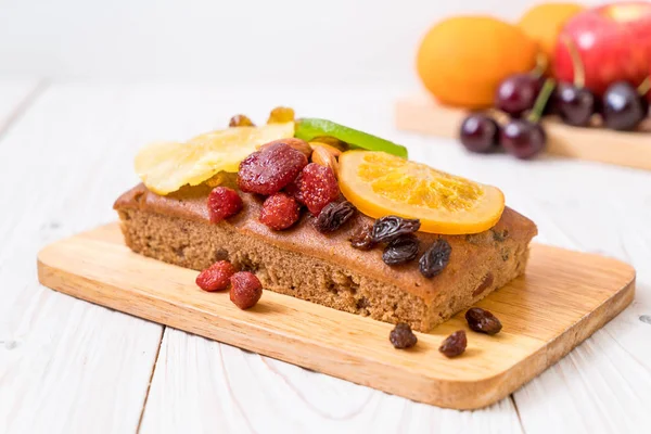 Fruit cake on wood — Stock Photo, Image