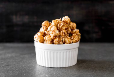 Patlamış Mısır ile karamel