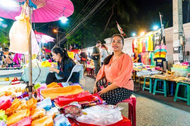 Chiang Mai, Tayland - 1 Ocak 2018: Gece seyahat turistler