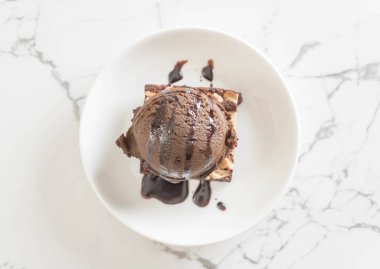 Çikolatalı dondurma ile çikolatalı kek