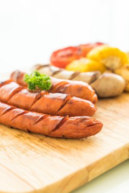 ızgara sosis mix sebze ve patates kızartması ile