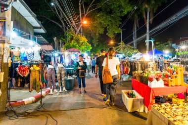 Chiang Mai, Tayland - 1 Ocak 2018: Gece seyahat turistler