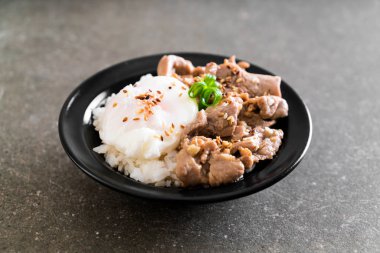 yumurta ile tepesinde pirinç Sarımsak soslu tavada kızartılmış domuz eti