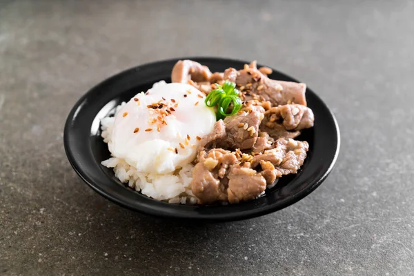 Mélanger le porc frit avec de l'ail sur du riz surmonté d'oeuf — Photo