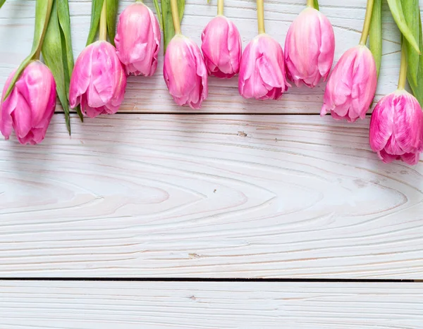 Rose fleur de tulipe sur fond de bois — Photo