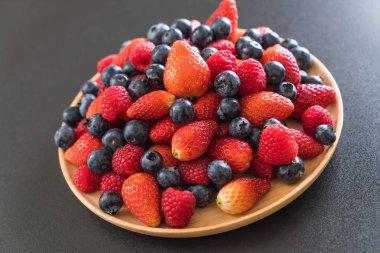 taze yaban mersini, çilek ve rasberry 