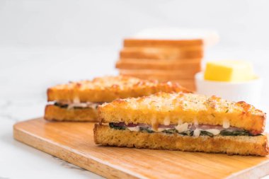 fırında ıspanak ve Jambonlu sandviç 