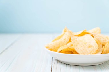 patates cipsi plaka üzerinde