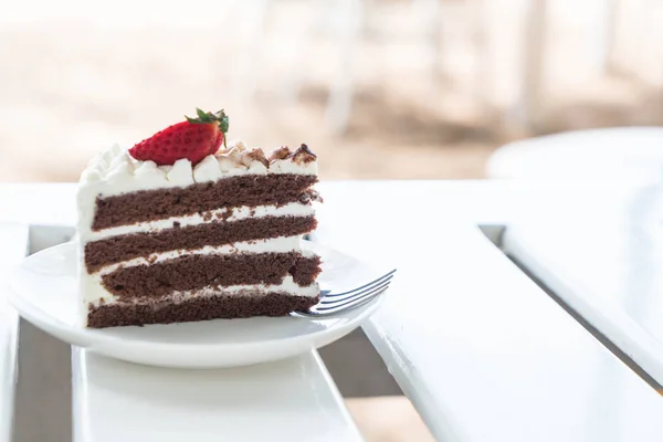 Ванильный и шоколадный торт с клубникой — стоковое фото