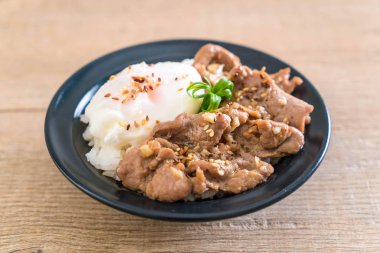 yumurta ile tepesinde pirinç Sarımsak soslu tavada kızartılmış domuz eti