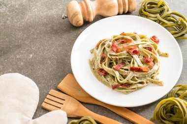 ıspanak fettuccini makarna pastırma ile