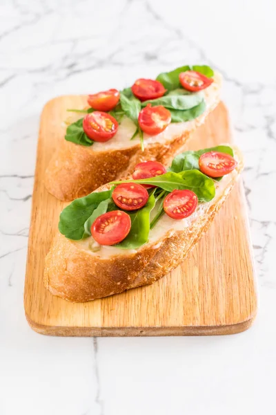bread with rocket and tomatoes