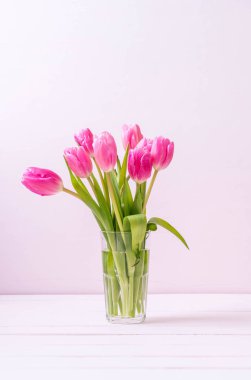 ahşap arka plan üzerinde Pembe Lale çiçek