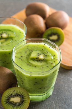 Sağlıklı taze kivi smoothie cam