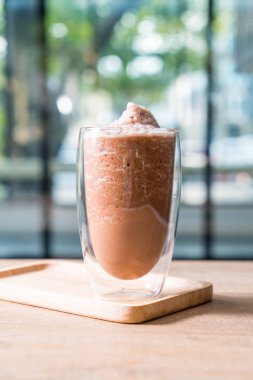 buzlu çikolatalı süt karışımı