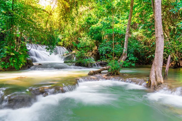 Huay Mae Kamin Waterfall v Kanchanaburi v Thajsku — Stock fotografie