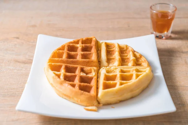 Waffel mit Butter und Honig — Stockfoto