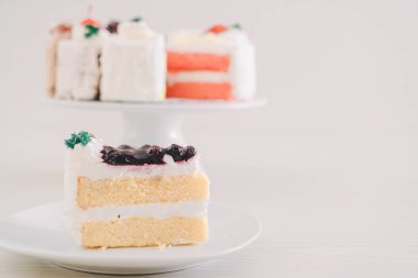 Böğürtlenli pasta plaka üzerinde