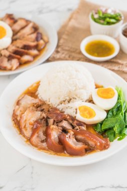 Demlenmiş Domuz eti bacak pirinç