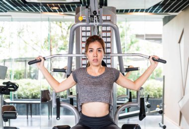 Asyalı kadın egzersiz jimnastik salonu