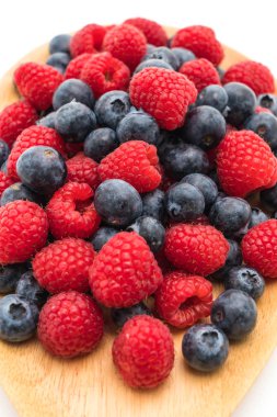 taze yaban mersini ve rasberry beyaz