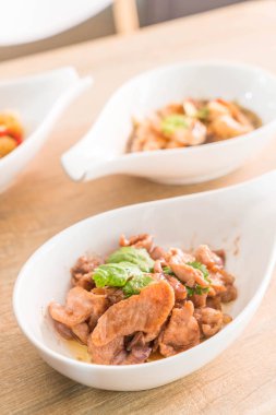 Kızarmış domuz karides hamur ile karıştırın