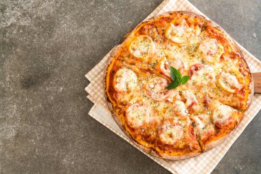 tablo üzerinde domates pizza 