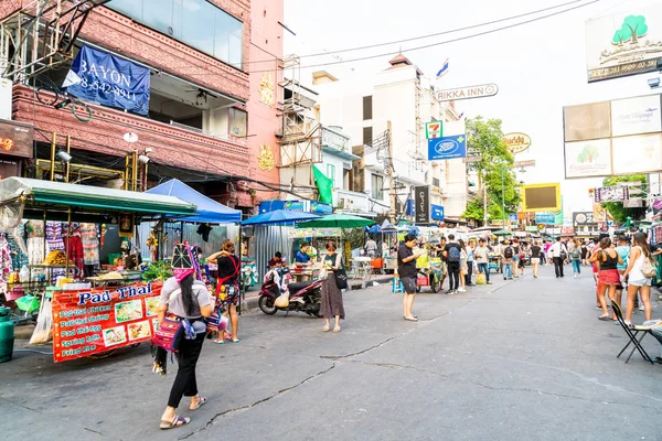 BANGKOK, TAILÂNDIA - 27 de julho de 2017: Turistas e moradores caminham sozinhos — Fotografia de Stock