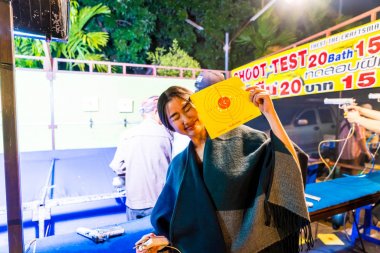 Chiang Mai, Tayland - 1 Ocak 2018: Gece seyahat turistler