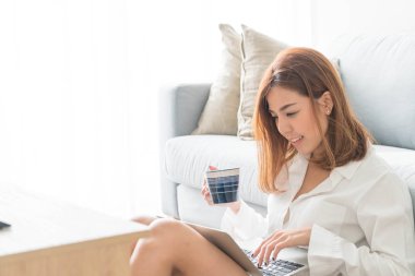 Asyalı kadın evde çalışma 