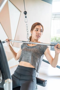 Asyalı kadın egzersiz jimnastik salonu