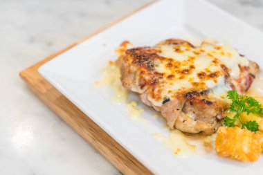 tavuk ve domuz eti biftek