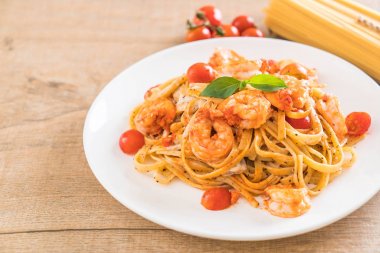 Spagetti karides, domates, fesleğen ve peynir ile 