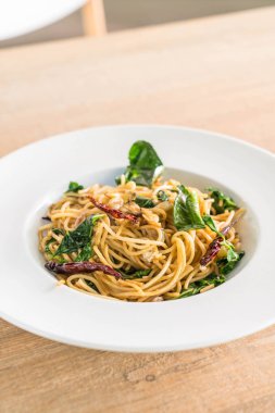 Baharatlı deniz tarağı ile tavada kızartılmış spagetti