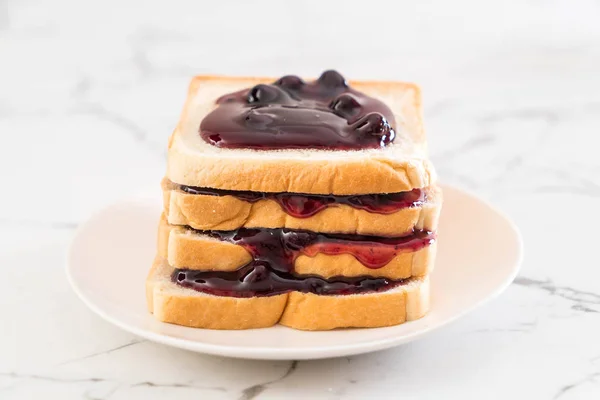 Pan con mermelada de arándanos — Foto de Stock