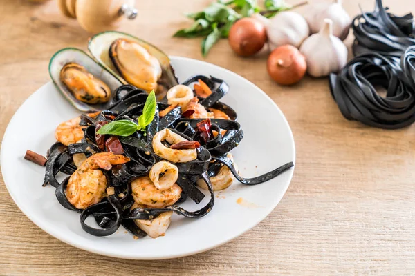 Espagueti negro o pasta con mariscos — Foto de Stock