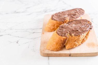 Çikolatalı fındık yaymak ekmek