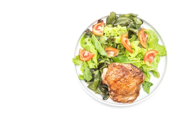 Bife de frango grelhado com salada de legumes — Fotografia de Stock