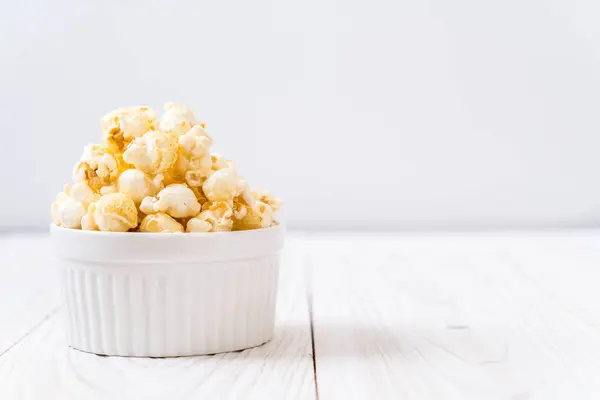 Sladký popcorn na dřevo — Stock fotografie