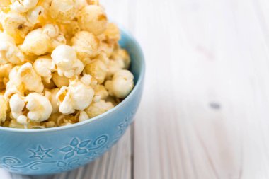 Ahşap üzerine tatlı patlamış mısır