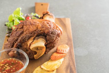 Gevrek domuz knuckle veya Alman domuz Hocks