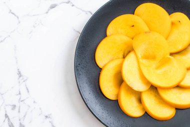 Trabzon hurması tabağa dilimlenmiş