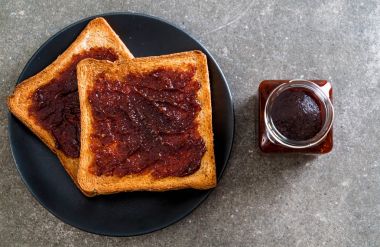 chili yapıştır ile ekmek tost
