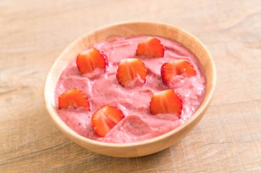 çilek smoothies kase