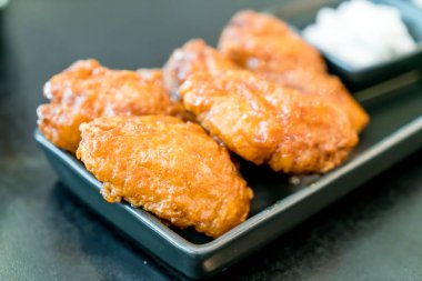 plaka üzerinde kızarmış tavuk