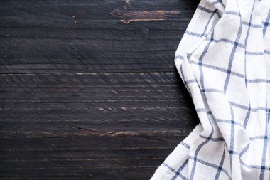 ahşap arka plan üzerinde mutfak bezi (peçete)